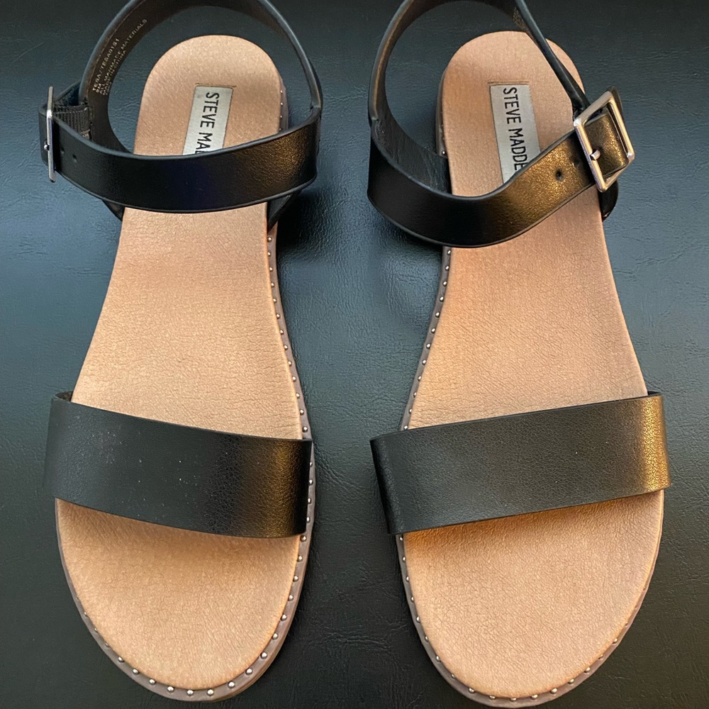 Strappy, black Dina Steve Madden sandals. Soft leather.
